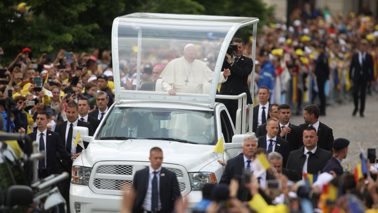 papamobilul suveranului pontif va fi transformat in spital mobil pentru copiii din gaza 681888a0d7a56