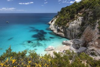 patru plaje din europa in topul celor mai frumoase din lume una dintre ele se afla intr o tara preferata de romani pentru vacante 682ea1fcc69b3