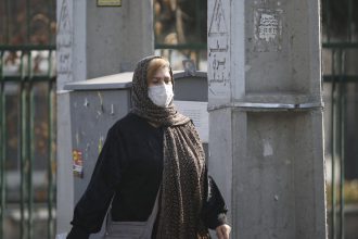 peste 13 milioane de iranieni izolati in locuinte din cauza unui nor dens de praf pe alocuri vizibilitate nu depaseste un kilometru 6819e8319ae60