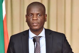 primii sud africani albi care zboara in sua in cadrul planului pentru refugiati al lui donald trump ajung luni seara la washington 6822013fd5f94