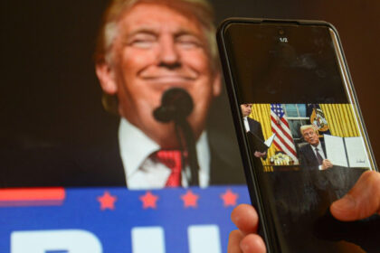 razboiul tarifelor lui trump ar putea duce la scumpirea smartphone urilor industria se confrunta cu o furtuna de incertitudine 683999202f320