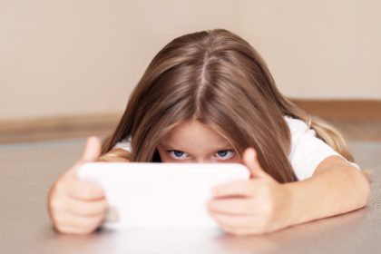 recomandarea dura a expertilor francezi expunerea copiilor sub sase ani la ecrane trebuie interzisa 6818ba1562e37