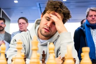 record de participanti la partida de sah magnus carlsen restul lumii cati sahisti s au unit sa l invinga pe fostul campion mondial 682d6c9f9fc62