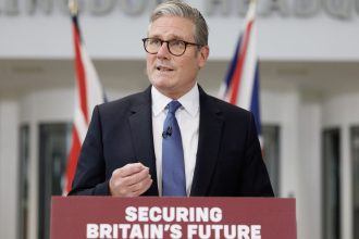 regatul unit investigheaza daca rusia a fost implicata in incendiera proprietatilor premierului starmer un roman a fost arestat 6831baa602890