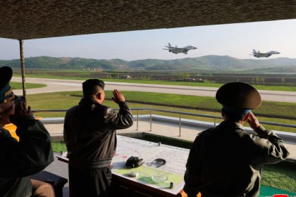 respectatul tovaras kim jong un a vizitat o unitate de aviatie din coreea de nord si a ghidat personal manevrele aeriene 6828ebf50f0f9