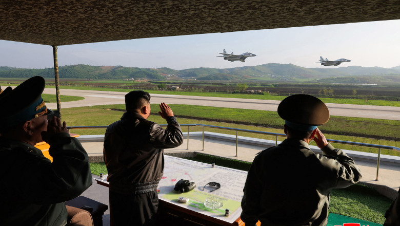respectatul tovaras kim jong un a vizitat o unitate de aviatie din coreea de nord si a ghidat personal manevrele aeriene 6828ebf50f0f9
