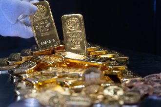 romanii investesc tot mai mult in aur am onorat comenzi pentru lingouri de aur cu greutati mari 68382ec2458e6