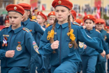 rusia a organizat o parada militara cu copii de sapte ani imbracati in uniforme ale diferitelor ramuri militare 68188fa8abb3f
