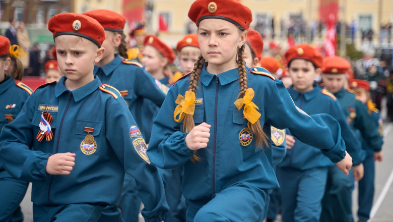rusia a organizat o parada militara cu copii de sapte ani imbracati in uniforme ale diferitelor ramuri militare 68188fa8abb3f