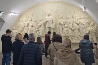 rusia lui putin revine la cultul personalitatii lui stalin o statuie a dictatorului sovietic a fost reinstalata la metroul din moscova 6826ebd8af9ba