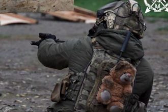 sa ne amintim de ce luptam un soldat ucrainean poarta cu el ca talisman un ursulet de plus gasit intr un loc de joaca bombardat 681af93d1f673