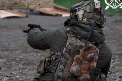 sa ne amintim de ce luptam un soldat ucrainean poarta cu el ca talisman un ursulet de plus gasit intr un loc de joaca bombardat 681af93d1f673