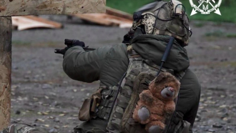 sa ne amintim de ce luptam un soldat ucrainean poarta cu el ca talisman un ursulet de plus gasit intr un loc de joaca bombardat 681af93d1f673