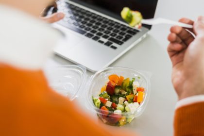 sapte din 10 angajati mananca in graba la birou pericolul meselor luate in fata calculatorului e mai degraba mancat inconstient 6826b9b11ed6f