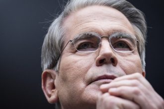 secretarul trezoreriei sua scott bessent este de acord ca vladimir putin este un criminal de razboi 681c66e1520e3