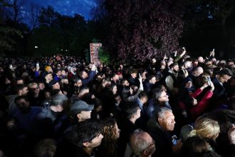 sute de oameni au iesit in centrul capitalei pentru a sarbatori victoria lui nicusor dan la alegerile prezidentiale 682a4044143c9