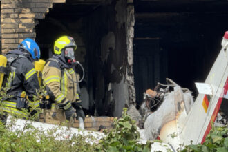 un avion de mici dimensiuni s a prabusit peste o casa intr un oras din vestul germaniei cel putin doua persoane au murit 683b3216b2bd0
