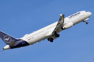 un avion lufthansa a zburat fara pilot dupa ce comandatul a fost blocat in afara cockpitului iar copilotul a lesinat raport oficial 682aee2d886f1