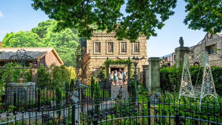 un cuplu britanic a fost despagubit dupa ce 170 de mingi apartinand unui teren de fotbal din apropiere au ajuns in gradina casei lor 682c8f9a6bee2