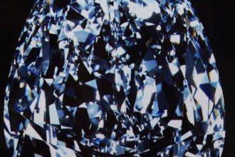 un diamant albastru extrem de rar a fost vandut la licitatie pentru 215 milioane de dolari 68249d38d7967