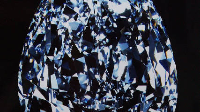 un diamant albastru extrem de rar a fost vandut la licitatie pentru 215 milioane de dolari 68249d38d7967