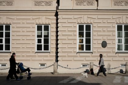 un tanar a ucis cu toporul o angajata a universitatii din varsovia a fost arestat dupa ce a ranit o alta persoana 681c2d873e83f