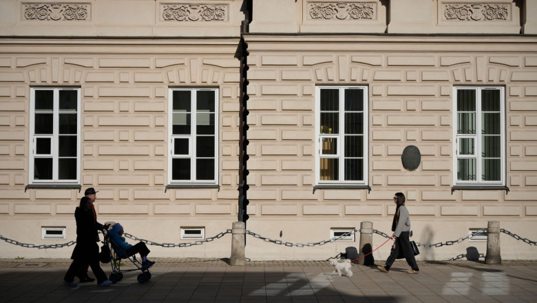 un tanar a ucis cu toporul o angajata a universitatii din varsovia a fost arestat dupa ce a ranit o alta persoana 681c2d873e83f