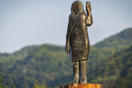 video blestemul statuilor din slovenia ale melaniei trump una a fost incendiata a doua a disparut 68262f30b35e9