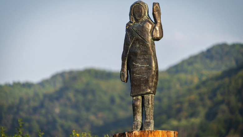 video blestemul statuilor din slovenia ale melaniei trump una a fost incendiata a doua a disparut 68262f30b35e9