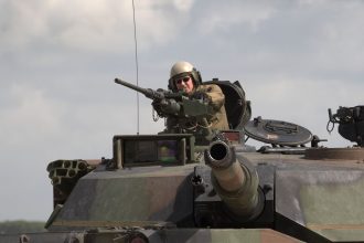 video detaliile paradei militare de ziua de nastere a lui trump 28 de tancuri m1a1 abrams 28 de vehicule bradley 50 de elicoptere militare 682eb6618d9a2