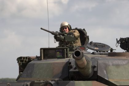 video detaliile paradei militare de ziua de nastere a lui trump 28 de tancuri m1a1 abrams 28 de vehicule bradley 50 de elicoptere militare 682eb6618d9a2