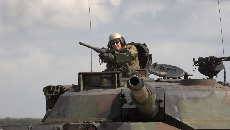 video detaliile paradei militare de ziua de nastere a lui trump 28 de tancuri m1a1 abrams 28 de vehicule bradley 50 de elicoptere militare 682eb6618d9a2