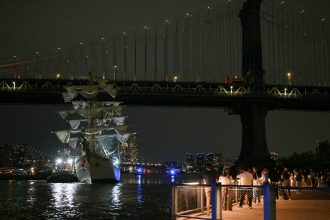 video doi morti dupa ce un velier al marinei mexicane a lovit podul brooklyn din new york 68298a2df01bc