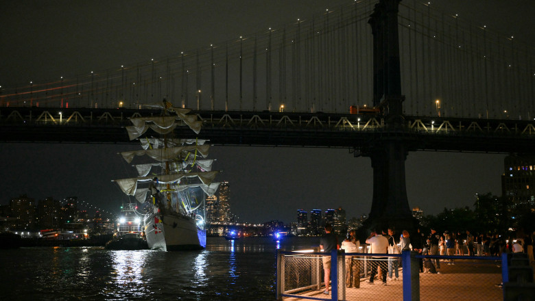 video doi morti dupa ce un velier al marinei mexicane a lovit podul brooklyn din new york 68298a2df01bc