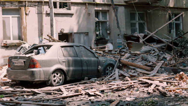 video doua persoane au murit la kiev dupa ce rusia si ucraina au lansat atacuri aeriene reciproce 681af109dec51