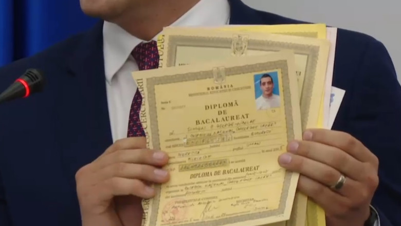 video dupa nicusor dan si george simion si a prezentat diploma de bacalaureat si a adus cu el si certificatul de casatorie 68232ee3481de