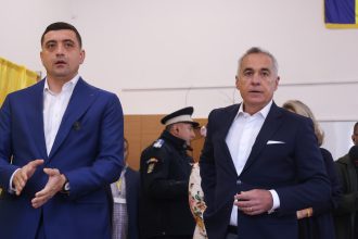 video explicatiile politiei dupa ce george simion si calin georgescu au fost dati afara din sectia de votare 682998b0ac281