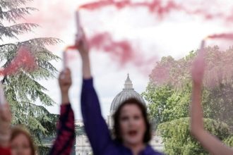 video fum roz la vatican activiste cer includerea femeilor in conclav 681b85dca9a17