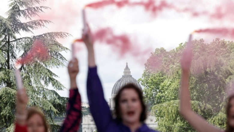 video fum roz la vatican activiste cer includerea femeilor in conclav 681b85dca9a17