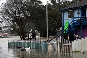 video inundatiile au facut prapad in australia a plouat intr o zi cat pentru 4 luni localnicii s au refugiat pe acoperisuri 682d72f2d44c4