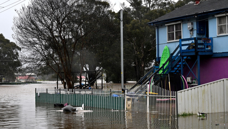 video inundatiile au facut prapad in australia a plouat intr o zi cat pentru 4 luni localnicii s au refugiat pe acoperisuri 682d72f2d44c4