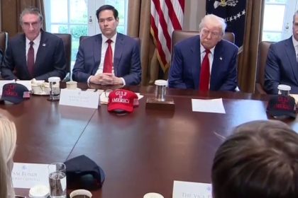 video laude uluitoare aduse lui trump de ministrii cabinetului sau odele ca cele auzite la ceausescu si kim jong un 6813d8a12e72f