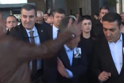 video liderul opozitiei din turcia a fost atacat de catre un barbat dupa o ceremonie de comemorare 6817a1c503a76