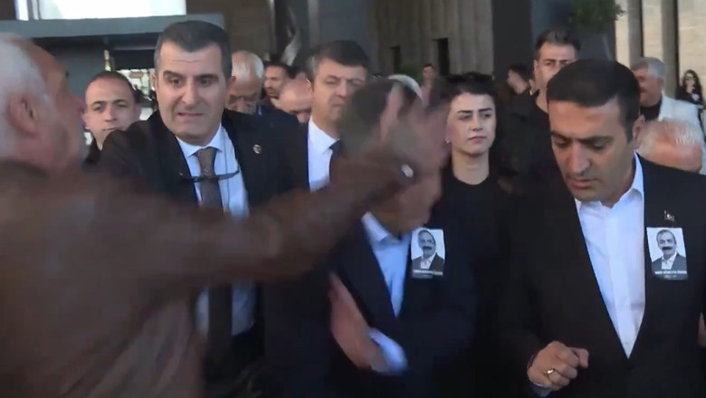 video liderul opozitiei din turcia a fost atacat de catre un barbat dupa o ceremonie de comemorare 6817a1c503a76