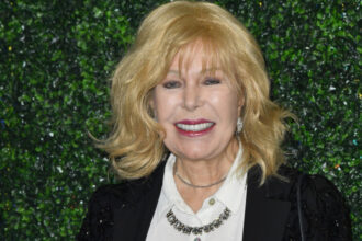 video loretta swit a murit la varsta de 87 de ani actrita a fost celebra pentru rolul hot lips houlihan din serialul de comedie mash 683a8703e1196
