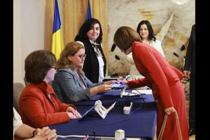 video maia sandu a votat in turul doi al alegerilor prezidentiale din romania la tirana un gest firesc pentru orice cetatean implicat 68279cce5d713