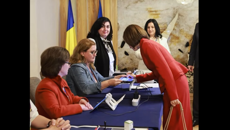 video maia sandu a votat in turul doi al alegerilor prezidentiale din romania la tirana un gest firesc pentru orice cetatean implicat 68279cce5d713