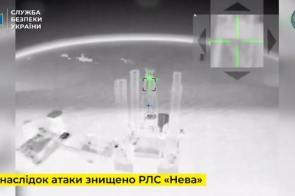 video momentul in care obiective militare ale kremlinului in marea neagra sunt distruse de o lovitura combinata de drone maritime si aeriene 682ae760e954e