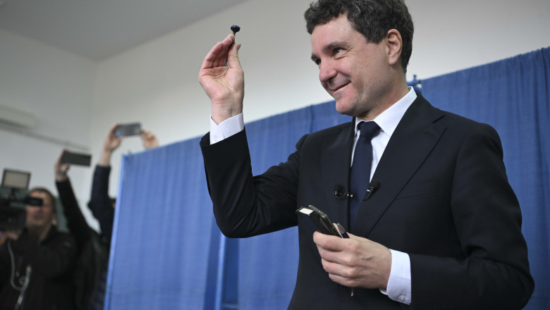 video nicusor dan de mana cu sotia la vot e un punct de cotitura am votat pentru o directie europeana nu pentru izolarea romaniei 68298aa4b199a