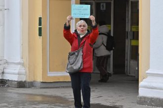 video o supravietuitoare a asediului asupra leningradului din al doilea razboi mondial a fost amendata pentru ca scris pace pe o pancarta 683088c962ce4